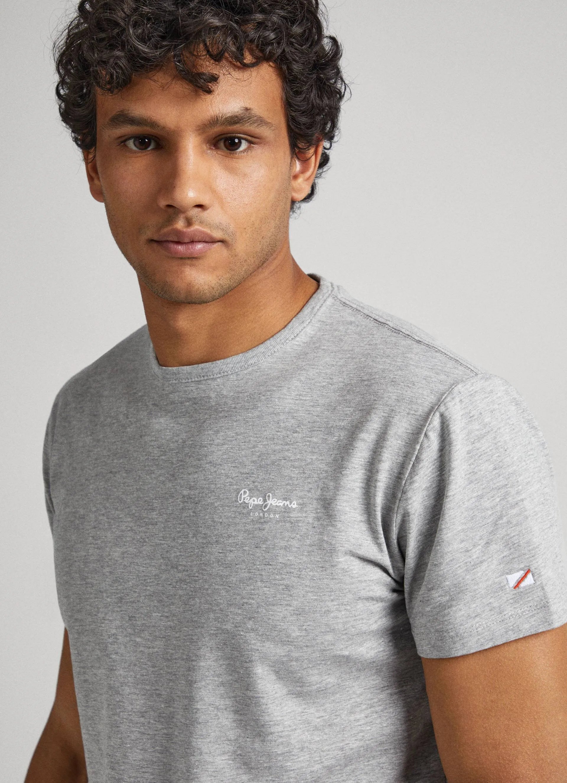 Grey men's t-shirt, Pepe Jeans, casual comfort and style. Look sharp and feel relaxed in the Pepe Jeans grey t-shirt, perfect for any occasion. Elevate your everyday wardrobe with the soft grey t-shirt from Pepe Jeans.