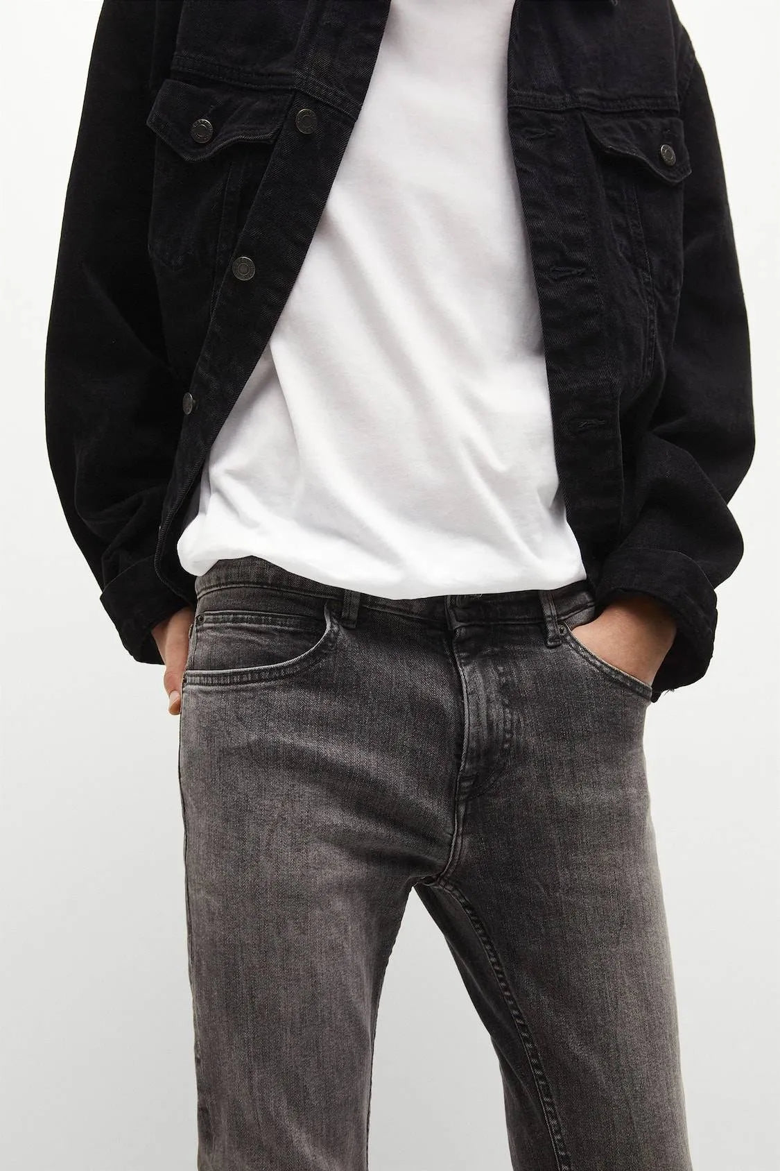 Pull&Bear Skinny Jeans: Light grey & modern, hug your legs for a trendy look (mention size if relevant).Pull&Bear, light grey, modern, trendy, versatile, skinny fit.
