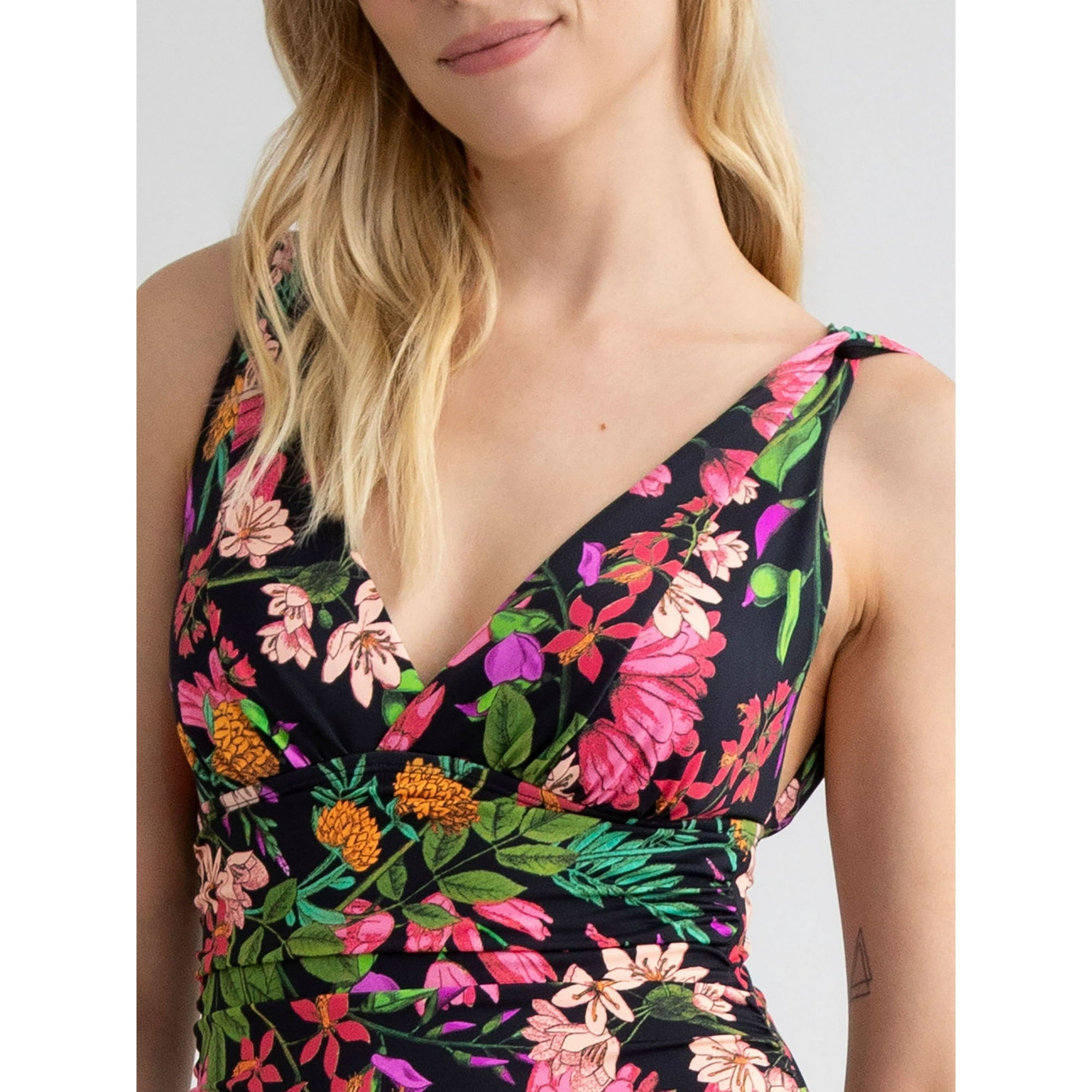 المقاس: L (12-14) - ملابس سباحة نسائية من Time and Tru بفتحة رقبة على شكل حرف V ومقاس كبير من قطعة واحدة