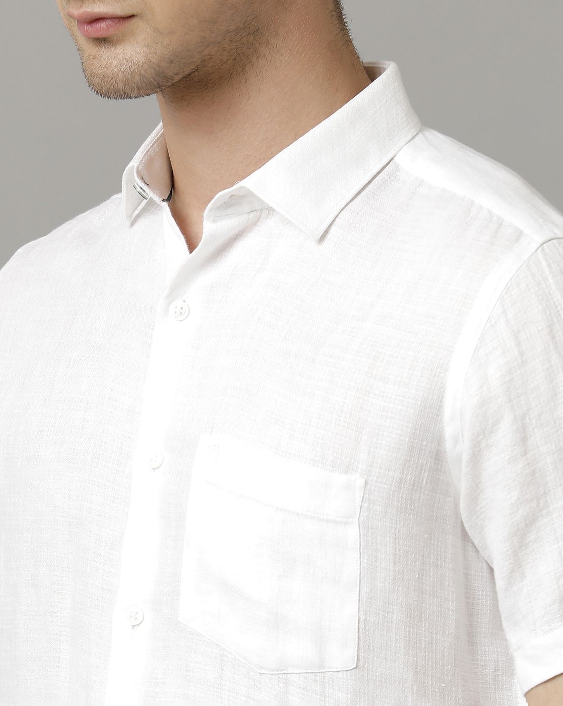قميص رجالي من LINEN CLUB مصنوع من الكتان الخالص باللون الأبيض بتصميم عصري سادة بأكمام نصفية