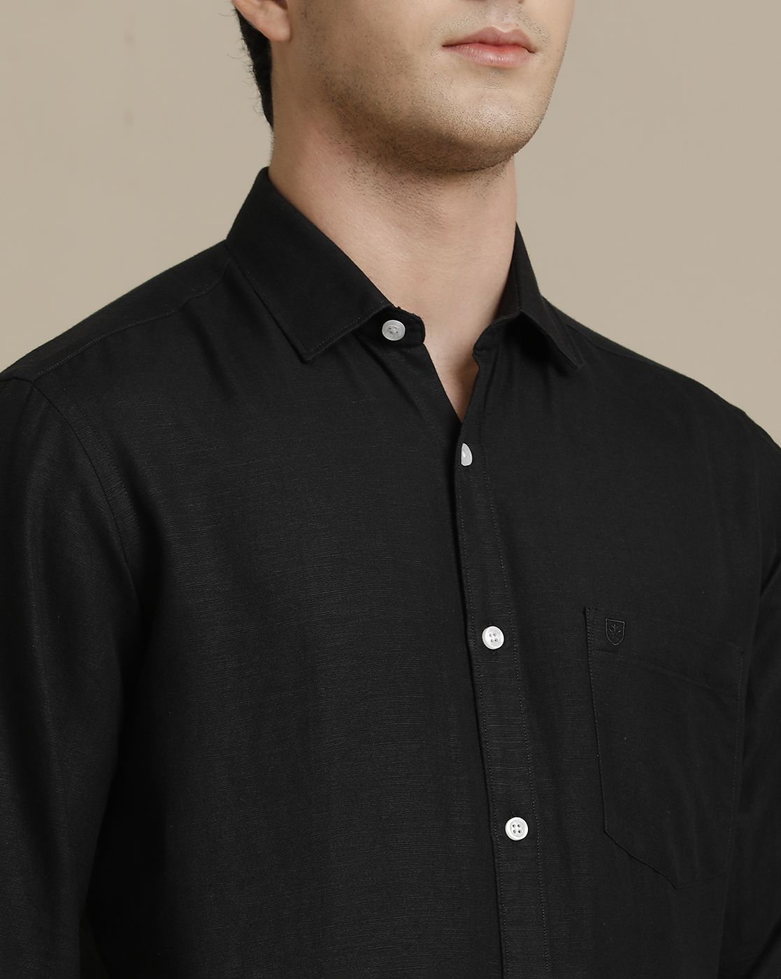 قميص رجالي من LINEN CLUB مصنوع من الكتان الخالص باللون الأسود، بقصة عادية وأكمام طويلة، مناسب للارتداء الكاجوال
