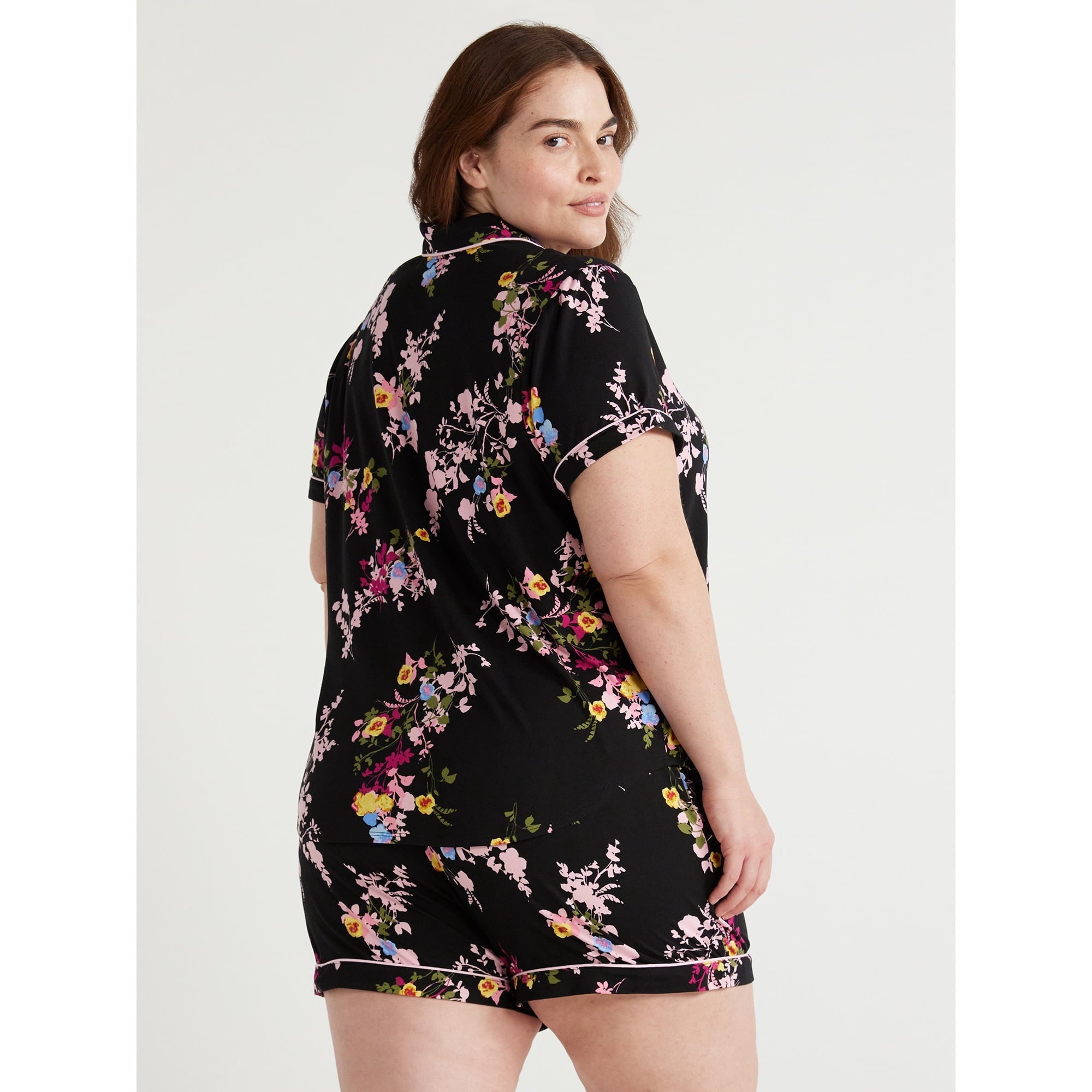 المقاس: كبير (12-14) - طقم بيجامة نسائي من Joyspun، مكون من بلوزة وشورت محبوكين بياقة مدببة، قطعتين