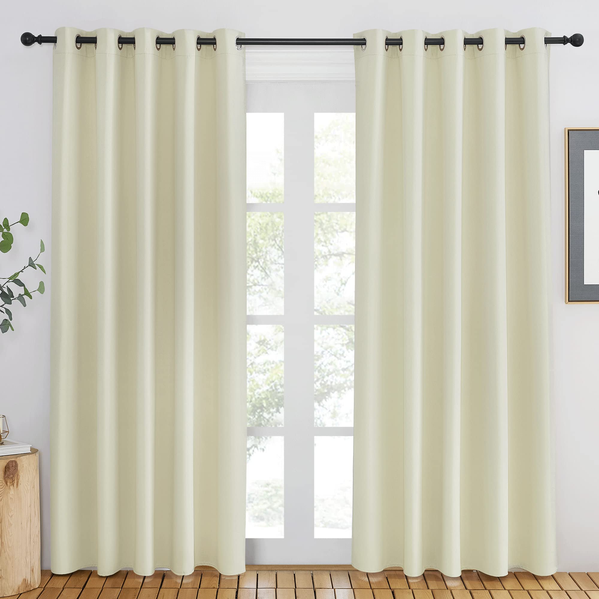 ستارة NICETOWN لتعتيم الغرفة باللون البيج عرض 167.6 سم × طول 213 سم.