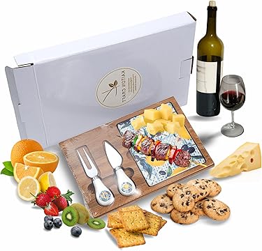 ألواح تقديم الجبن من كايتون كرافت - صينية تقديم الجبن الخشبية مع طقم سكاكين، هدية تقديم التشوراتري لعيد الأم، والذكرى السنوية، والحفلات والأطفال، وطاولة طعام الجبن