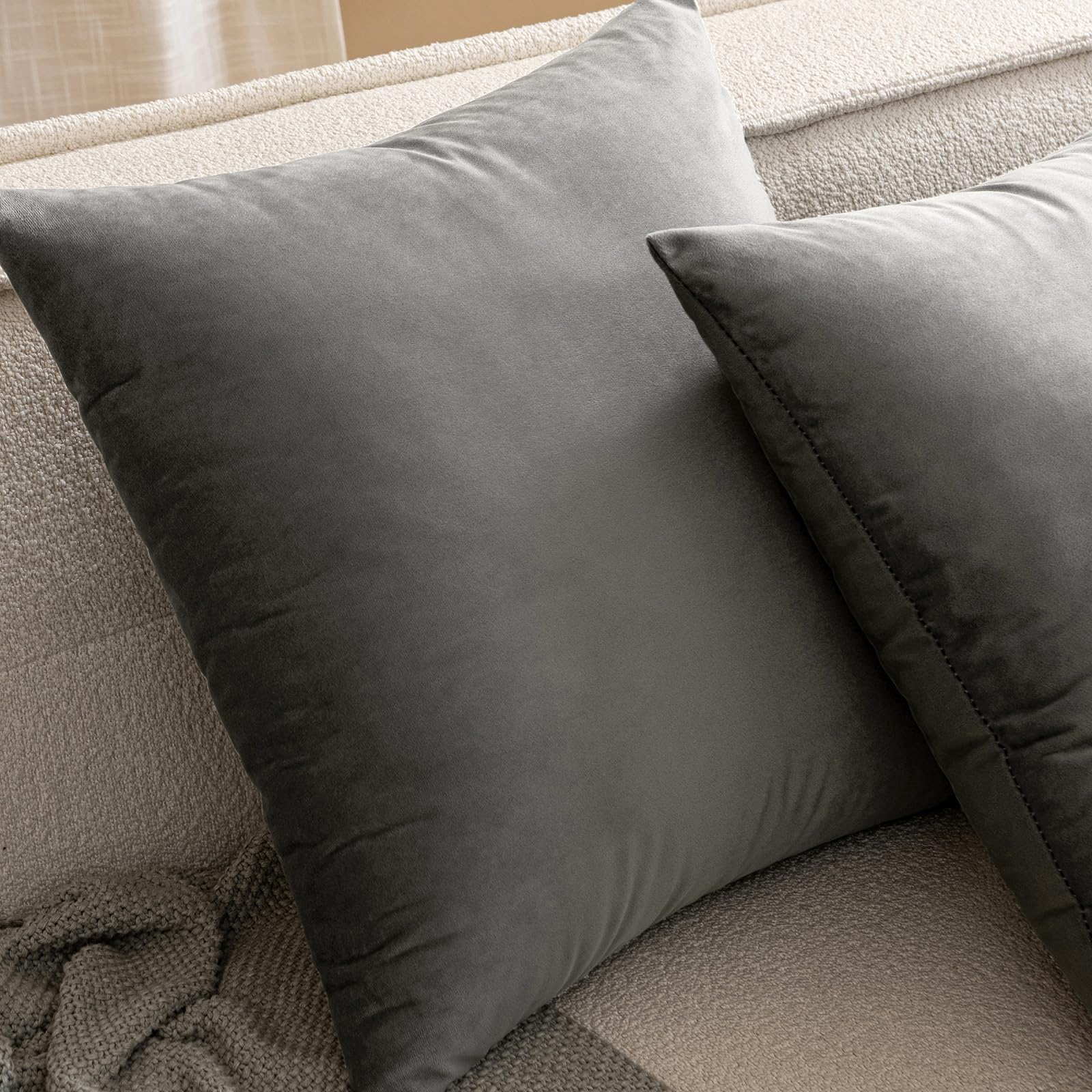 مجموعة من غطائي وسادة مخملية رمادية داكنة من ANRODUO مقاس 40 × 40 سم