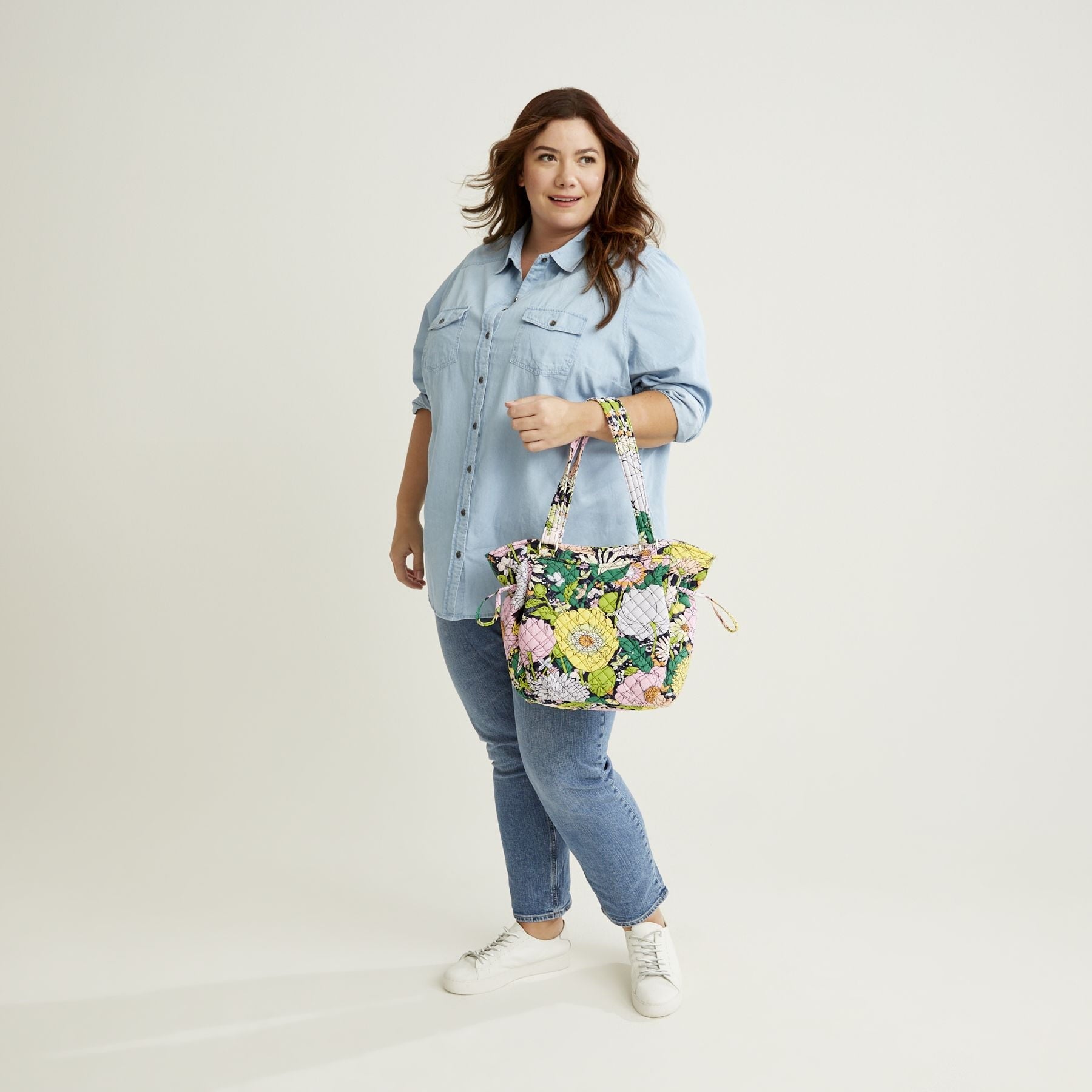 حقيبة ساتشيل جلينا النسائية من فيرا برادلي، مصنوعة من القطن المعاد تدويره، مزينة بنقشة زهور وردية