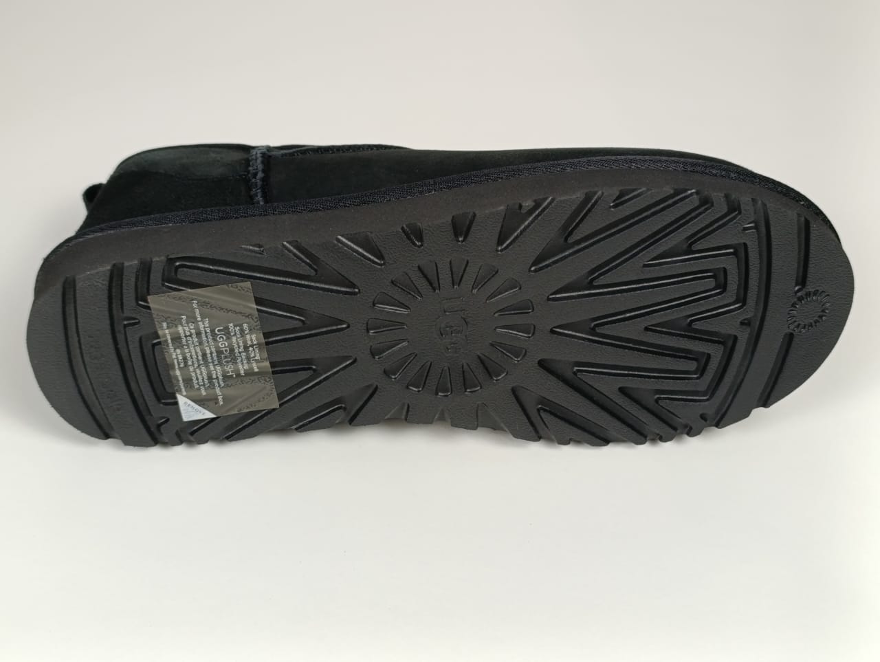 المقاس: 42 - حذاء UGG الكلاسيكي الصغير للغاية للنساء حتى الكاحل - أسود