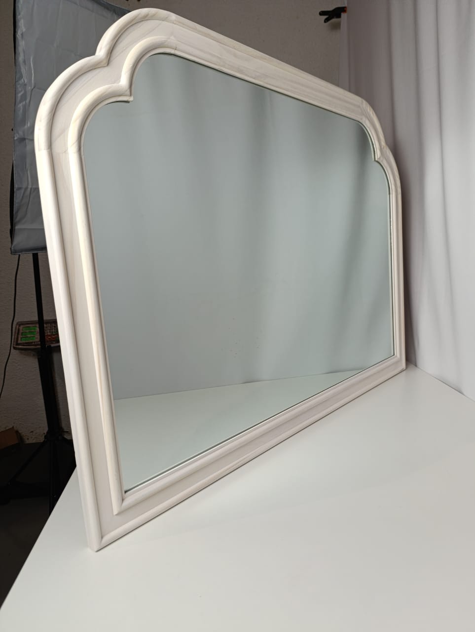 مرآة مدفأة ريفية فرنسية بيضاء مقاس 92 سم × 66 سم - Threshold™