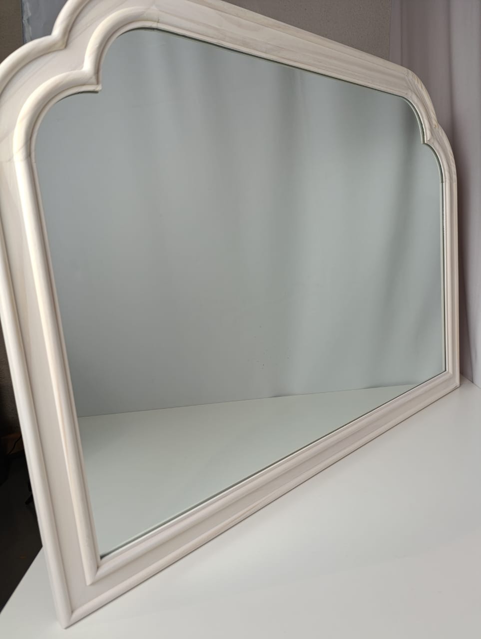 مرآة مدفأة ريفية فرنسية بيضاء مقاس 92 سم × 66 سم - Threshold™