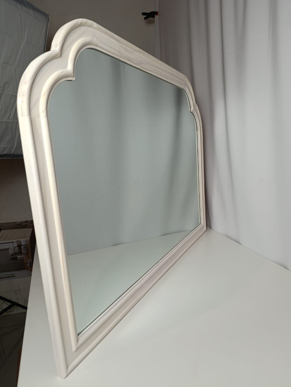 مرآة مدفأة ريفية فرنسية بيضاء مقاس 92 سم × 66 سم - Threshold™