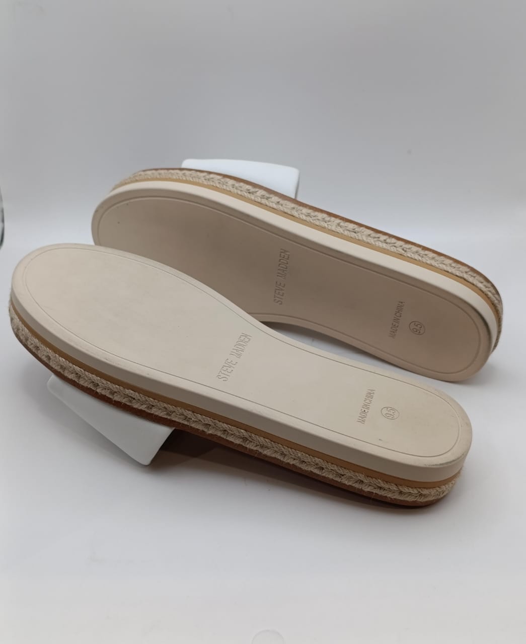 المقاس: 40 - صندل ستيف مادن إنوف النسائي، جلد أبيض