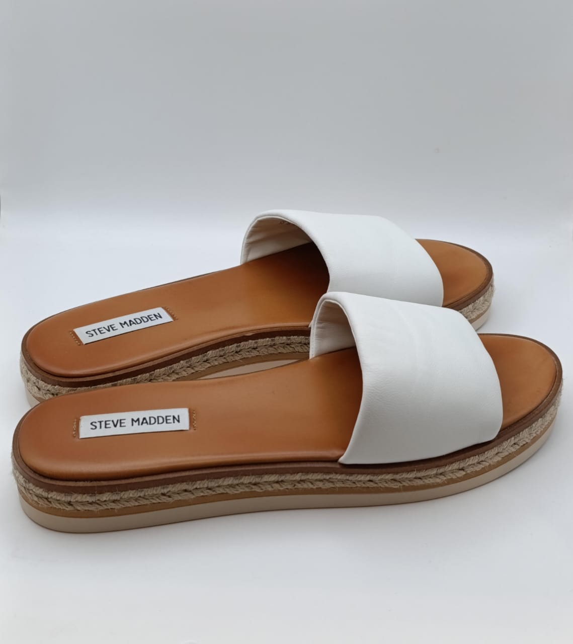 المقاس: 40 - صندل ستيف مادن إنوف النسائي، جلد أبيض