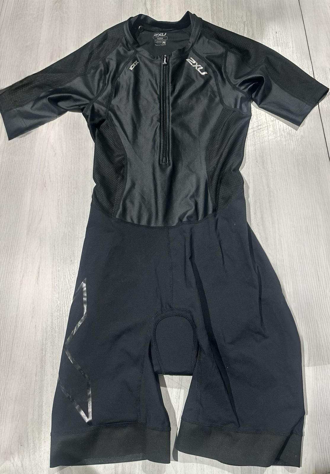 2XU compression short sleeve trisuit zipper