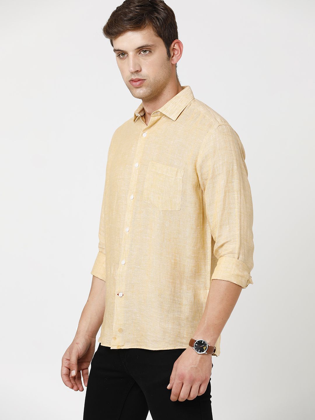 قميص رجالي من LINEN CLUB STUDIO مصنوع من الكتان الخالص بلون بيج سادة، بقصة عادية وأكمام طويلة، مناسب للارتداء الكاجوال