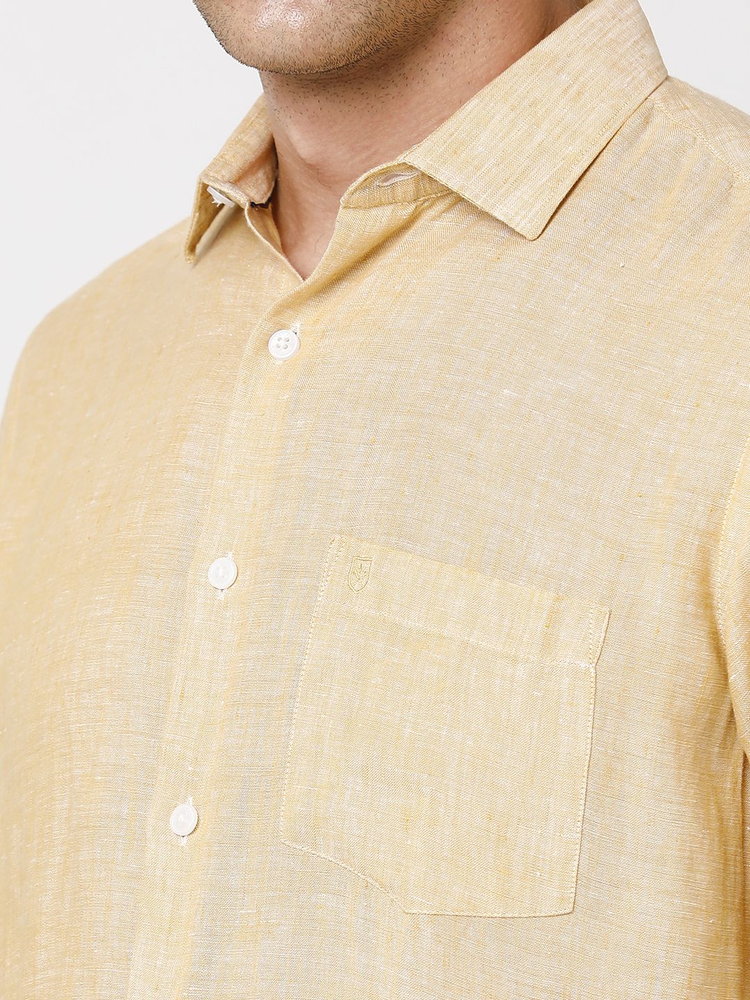 قميص رجالي من LINEN CLUB STUDIO مصنوع من الكتان الخالص بلون بيج سادة، بقصة عادية وأكمام طويلة، مناسب للارتداء الكاجوال