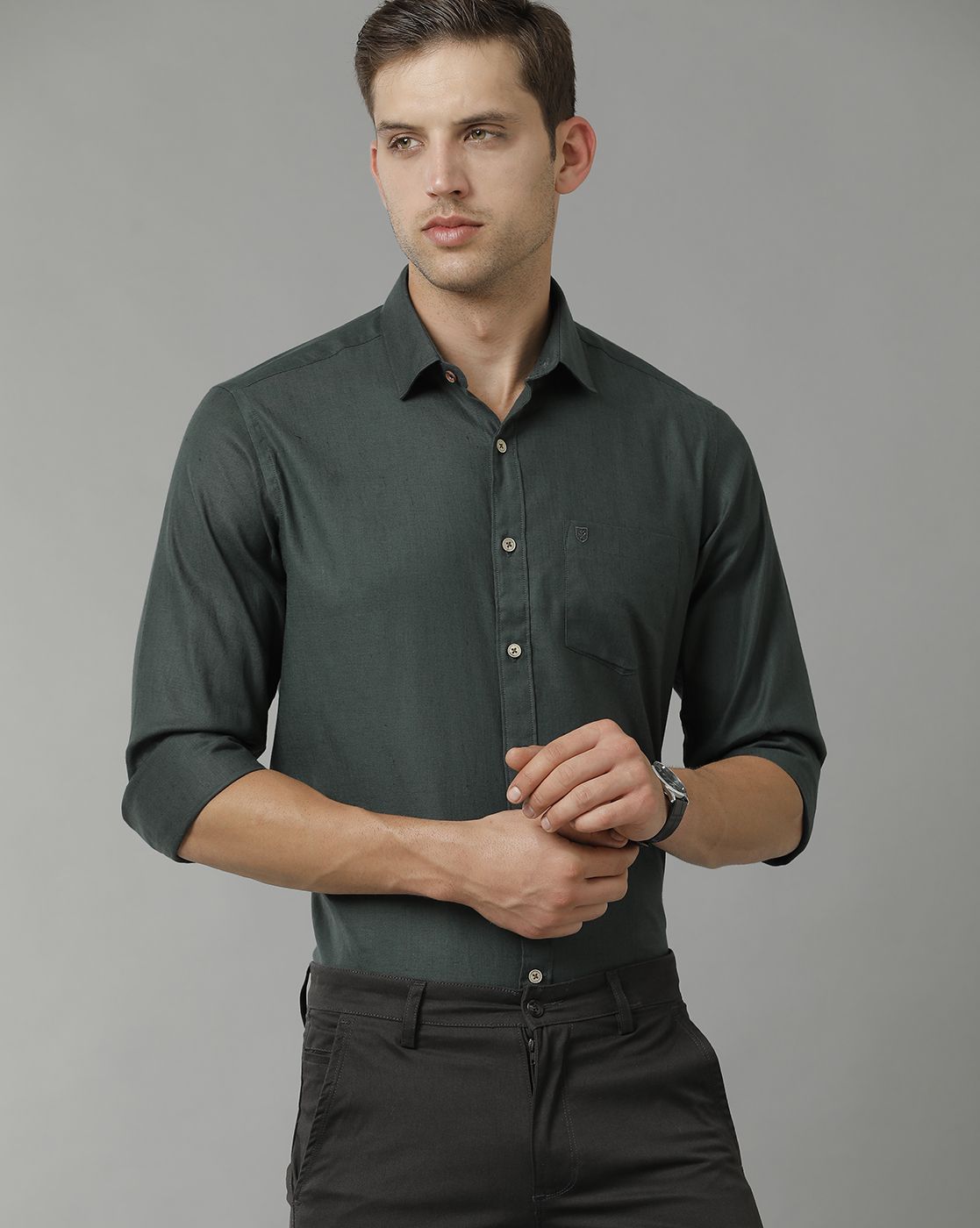 قميص رجالي من LINEN CLUB مصنوع من الكتان الخالص بلون أخضر زيتوني سادة، بقصة عادية وأكمام طويلة، مناسب للارتداء الكاجوال