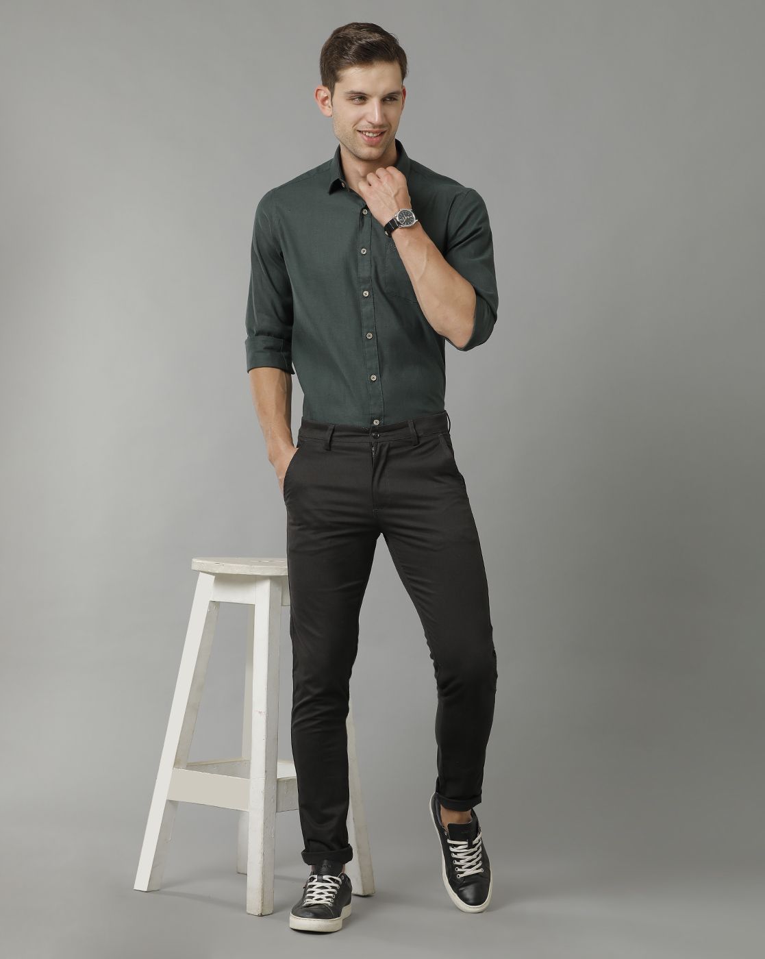 قميص رجالي من LINEN CLUB مصنوع من الكتان الخالص بلون أخضر زيتوني سادة، بقصة عادية وأكمام طويلة، مناسب للارتداء الكاجوال