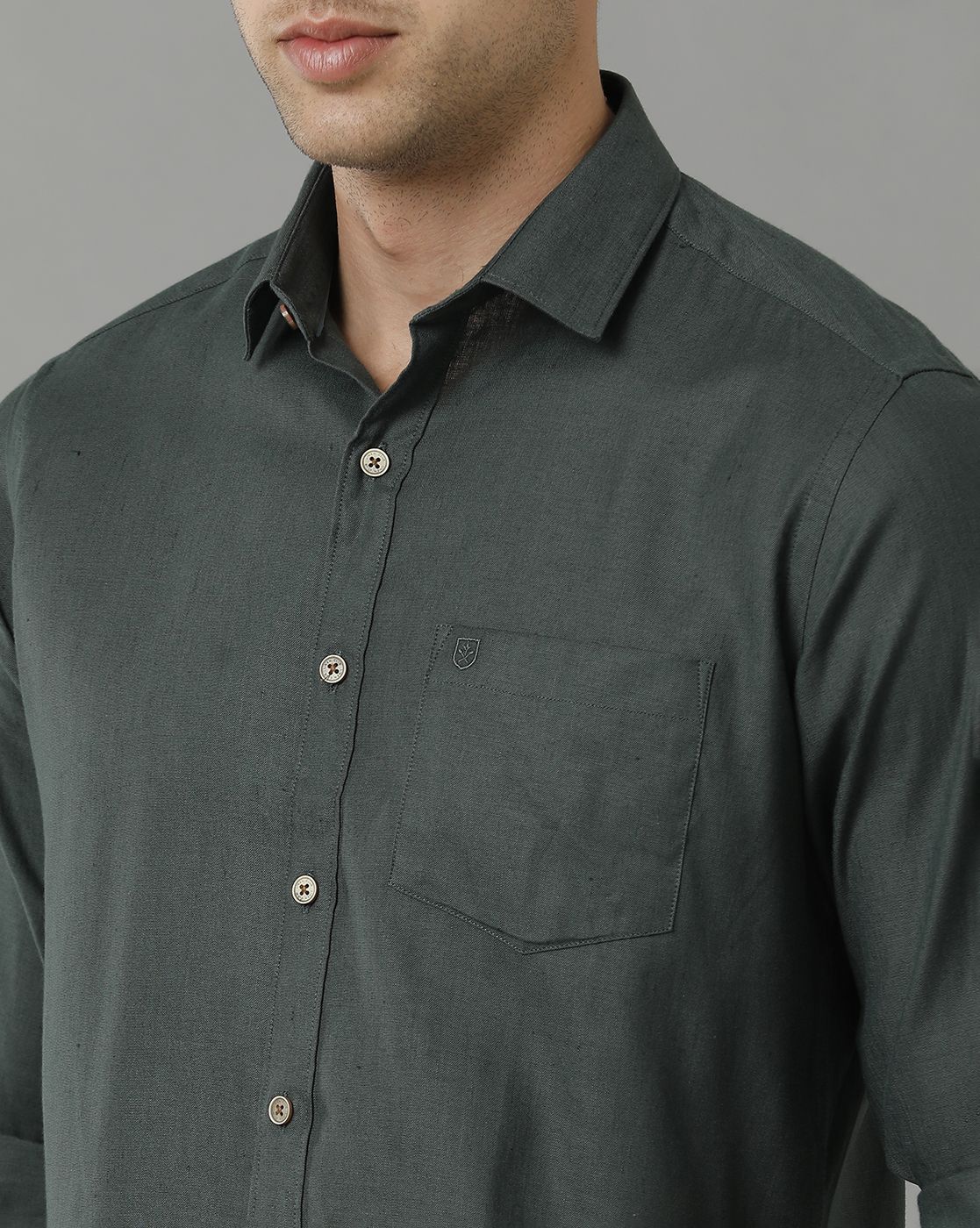 قميص رجالي من LINEN CLUB مصنوع من الكتان الخالص بلون أخضر زيتوني سادة، بقصة عادية وأكمام طويلة، مناسب للارتداء الكاجوال