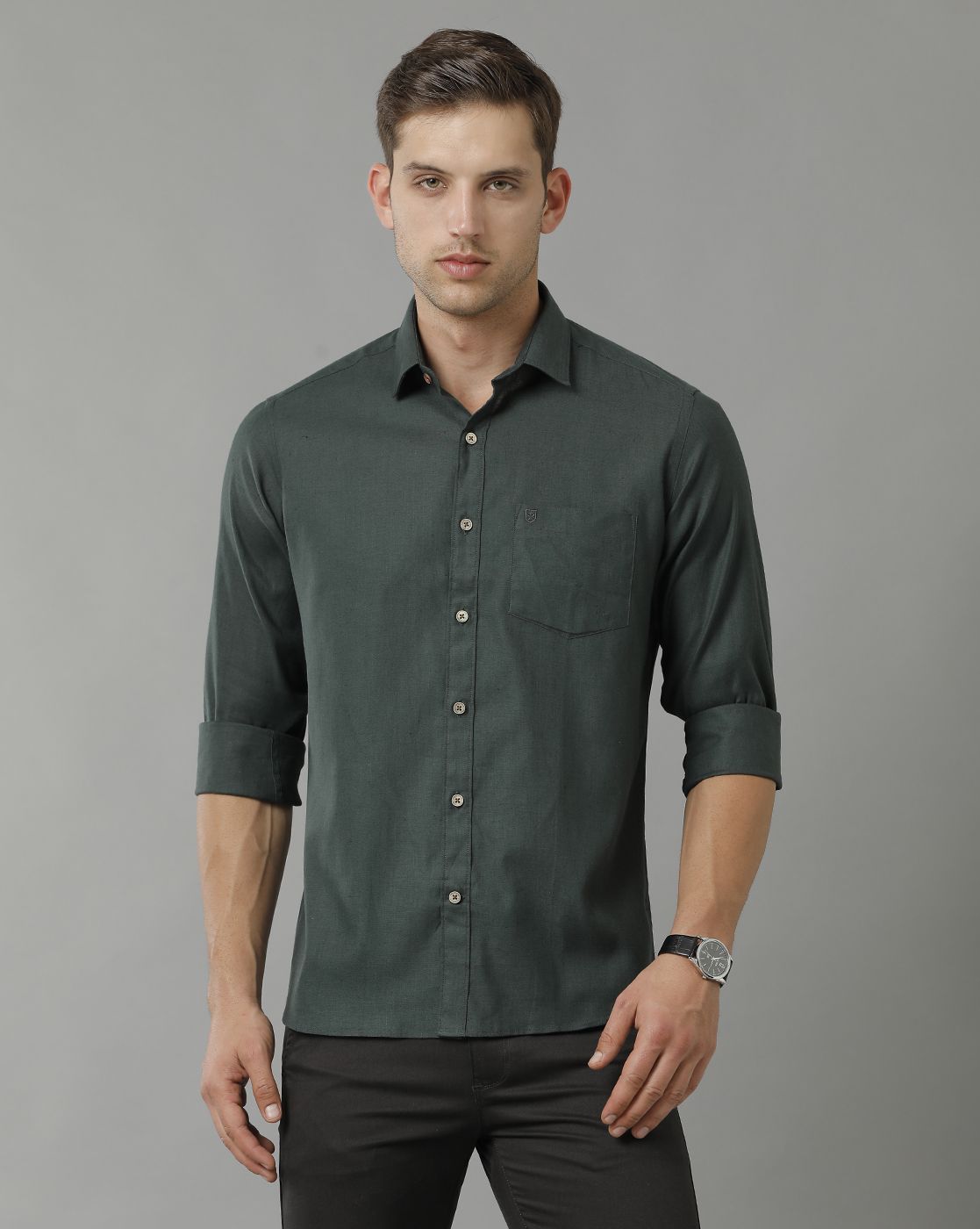 قميص رجالي من LINEN CLUB مصنوع من الكتان الخالص بلون أخضر زيتوني سادة، بقصة عادية وأكمام طويلة، مناسب للارتداء الكاجوال