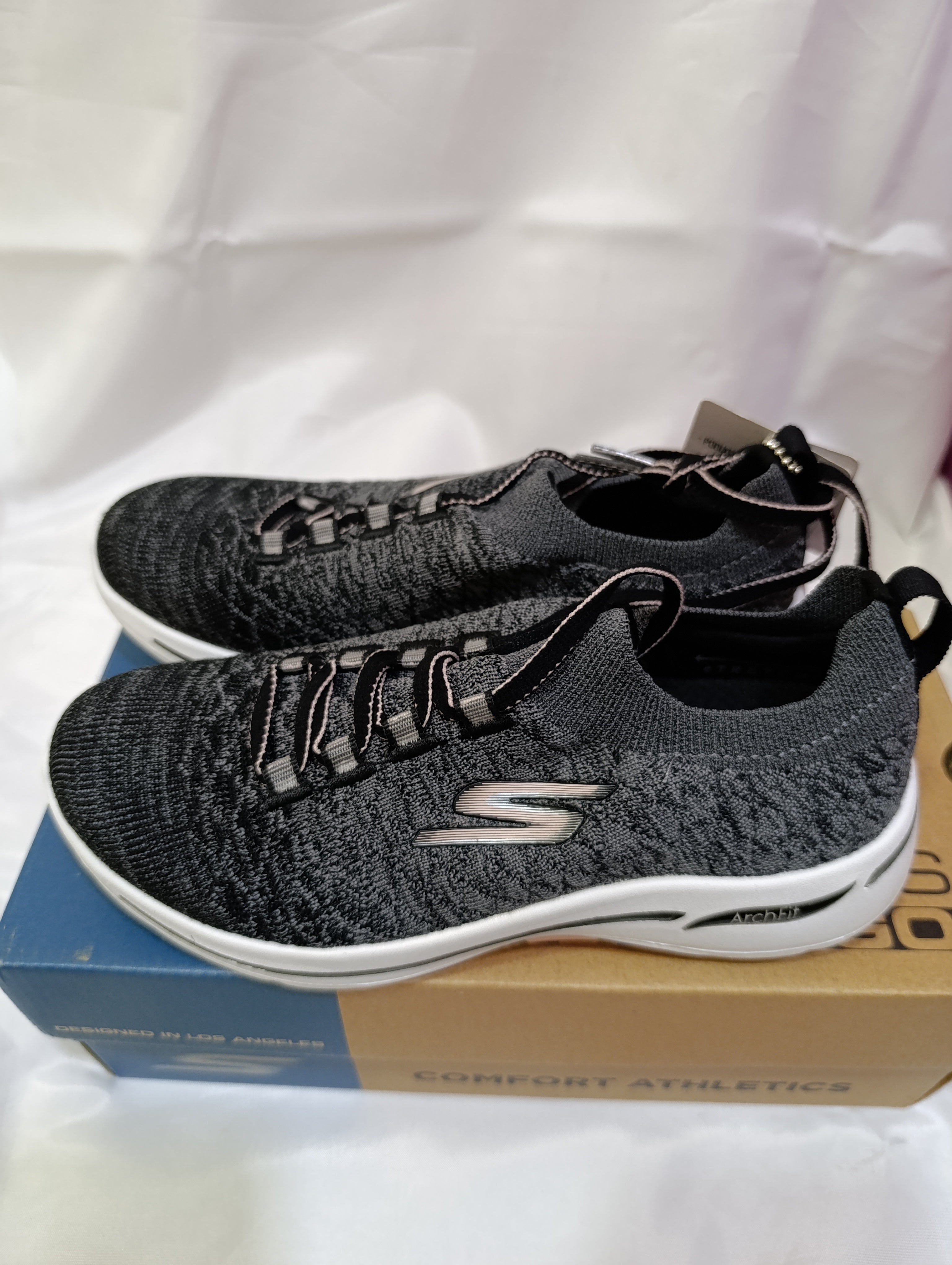 Skechers Womens Air - Cooled Arch Fit Size 35