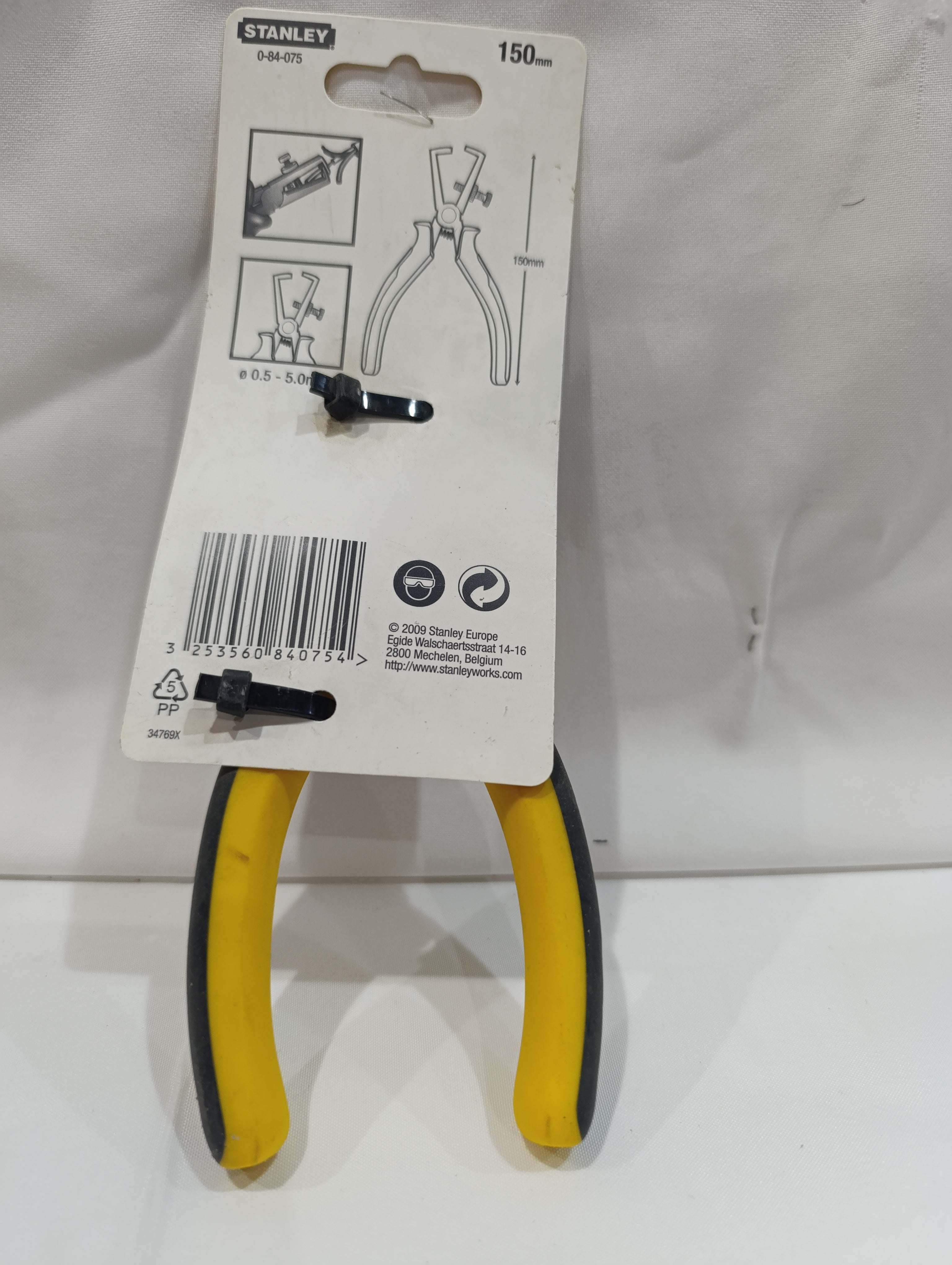 كماشة تجريد الأسلاك ديناجريب سوداء وصفراء من ستانلي، 0-84-075