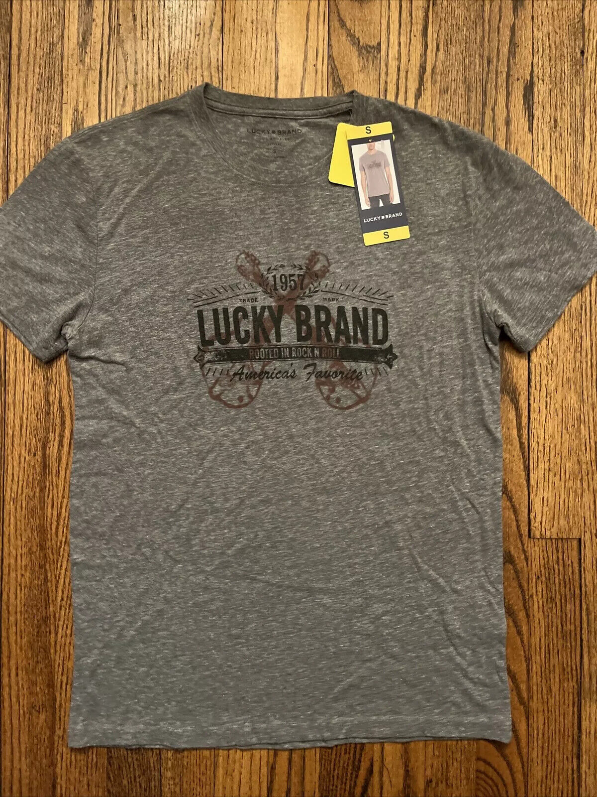 مقاس L - تي شيرت جرافيكي للرجال من Lucky Brand مصنوع من مزيج القطن