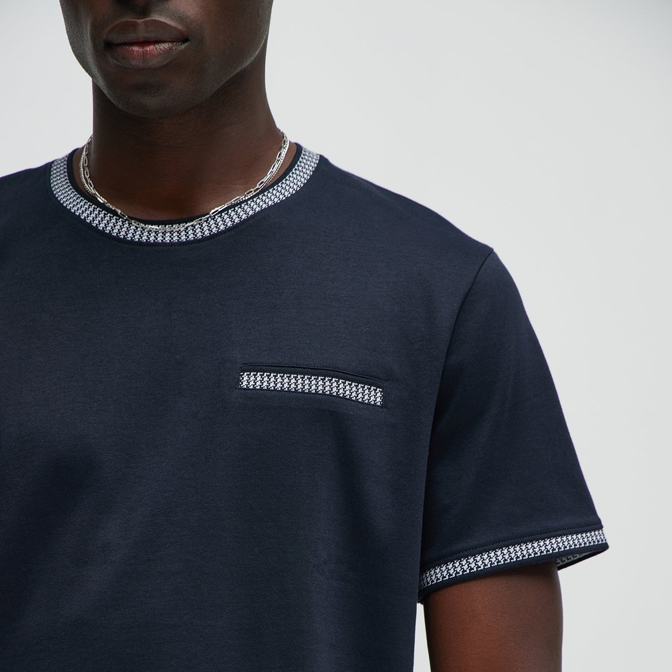 T-Shirt in NAVY for Men - Elevate Your Basics