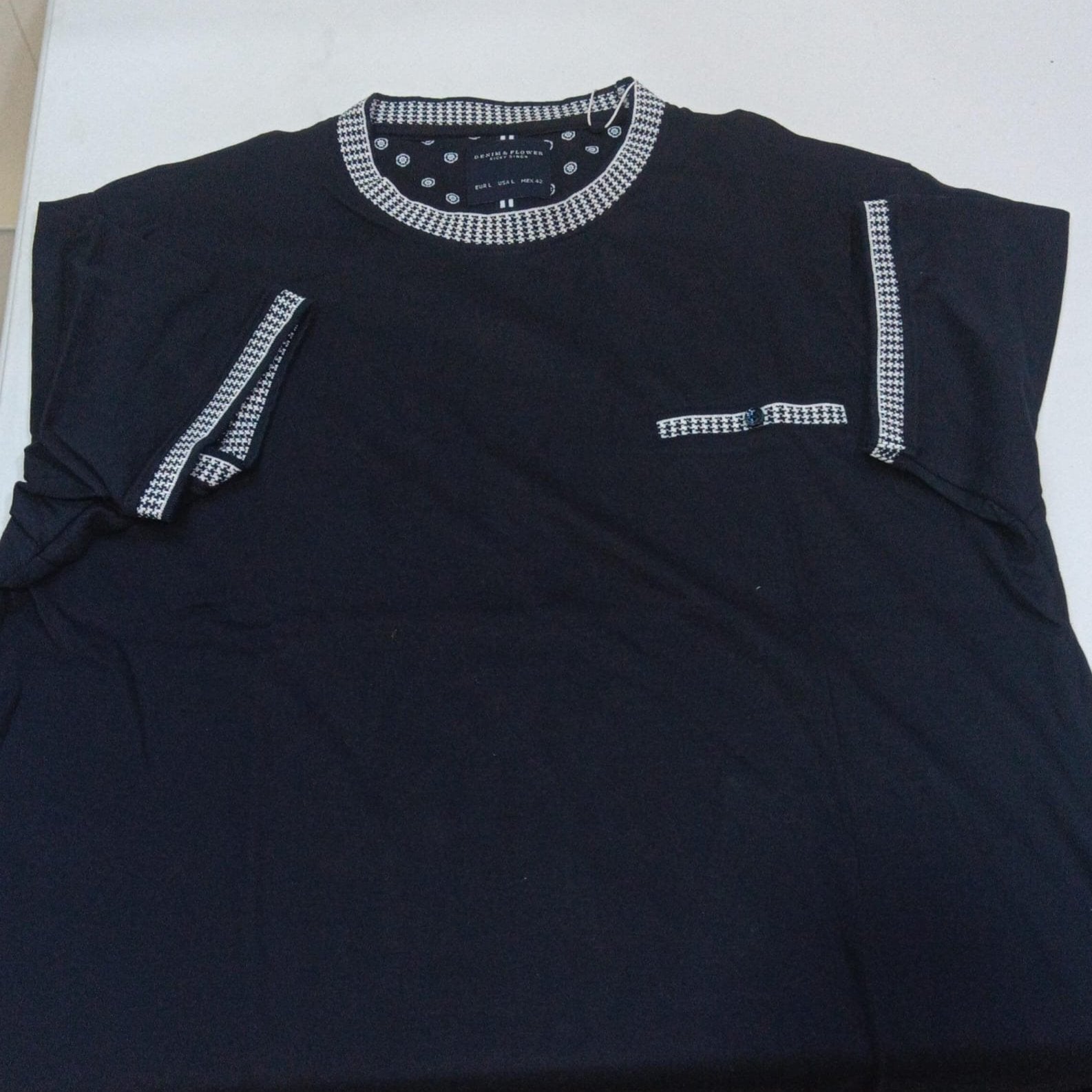 T-Shirt in NAVY for Men - Elevate Your Basics