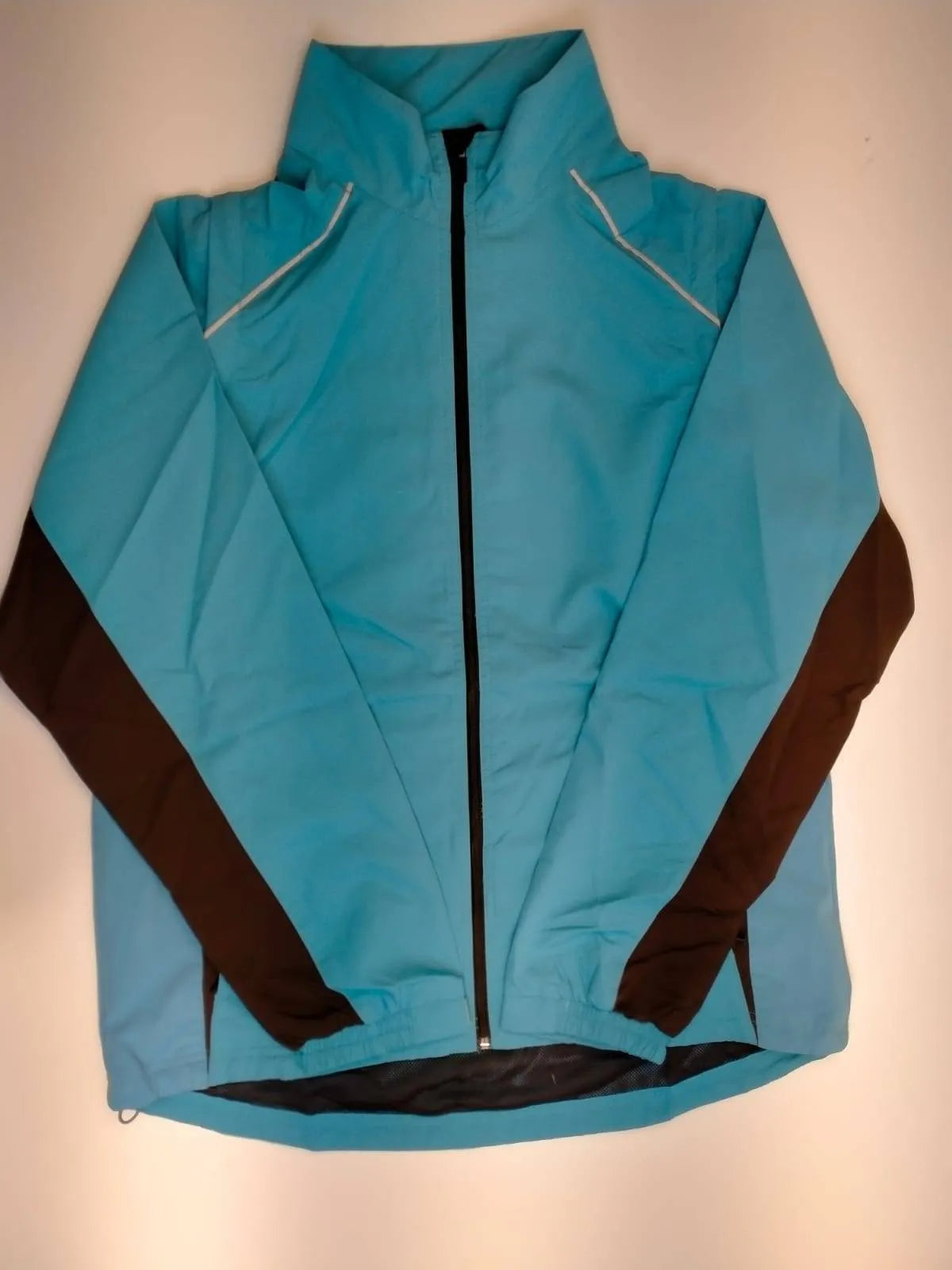 Toptex Walking Jacket: Stay dry & comfortable on your adventures (mention size if relevant).Consider mentioning specific features like pockets, hood, ventilation, etc. if applicable.