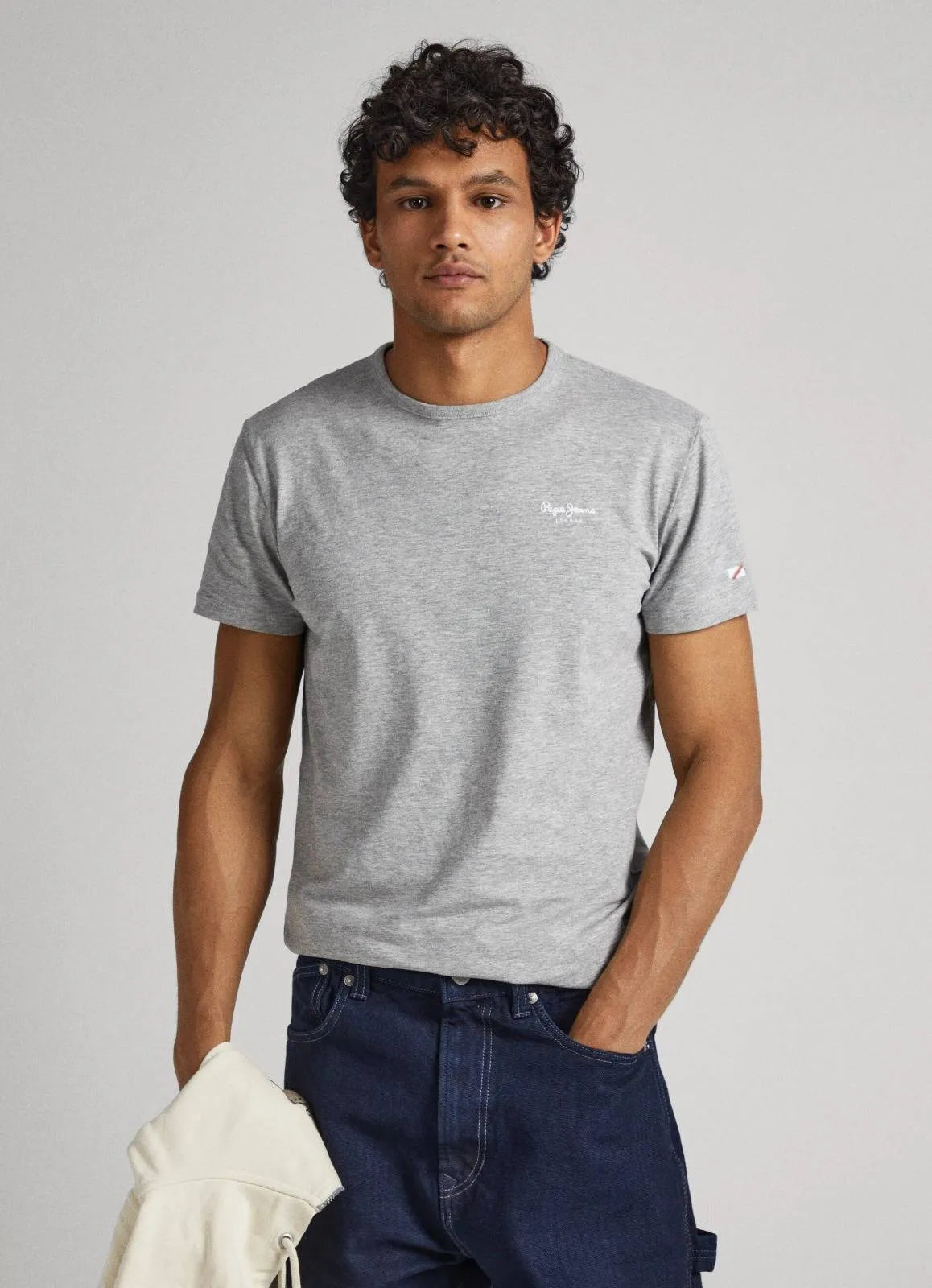 Grey men's t-shirt, Pepe Jeans, casual comfort and style. Look sharp and feel relaxed in the Pepe Jeans grey t-shirt, perfect for any occasion. Elevate your everyday wardrobe with the soft grey t-shirt from Pepe Jeans.
