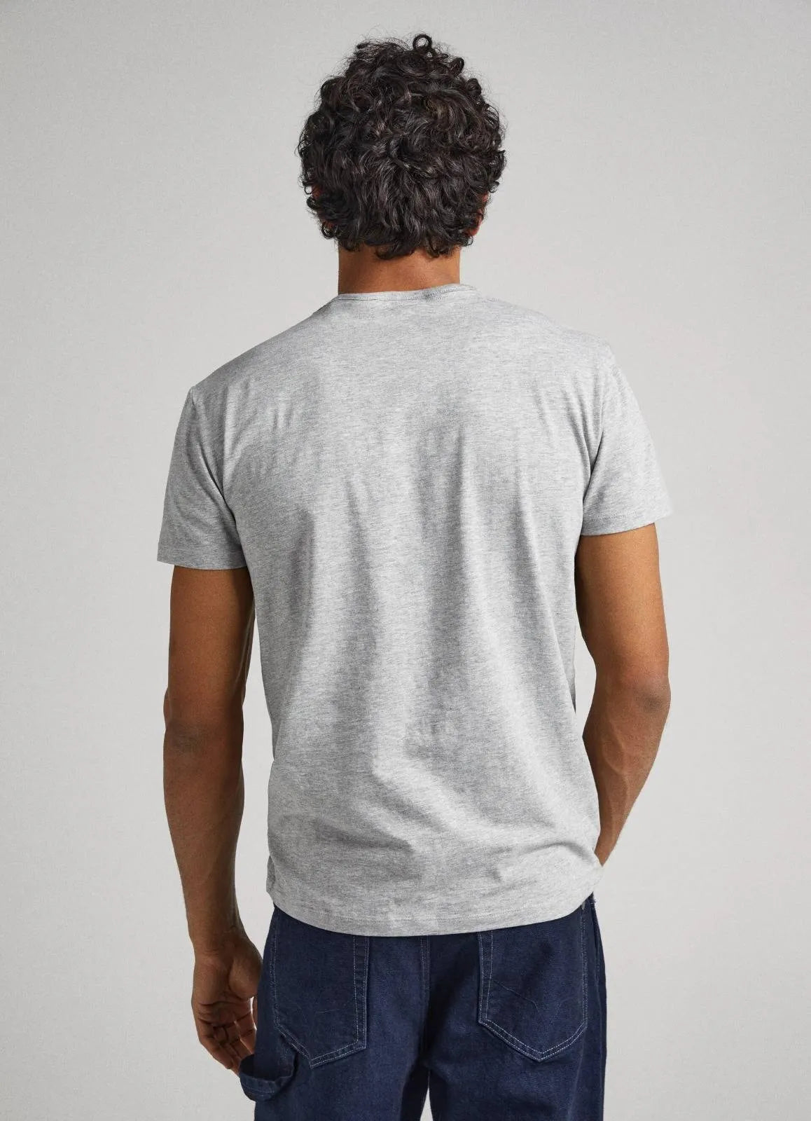 Grey men's t-shirt, Pepe Jeans, casual comfort and style. Look sharp and feel relaxed in the Pepe Jeans grey t-shirt, perfect for any occasion. Elevate your everyday wardrobe with the soft grey t-shirt from Pepe Jeans.