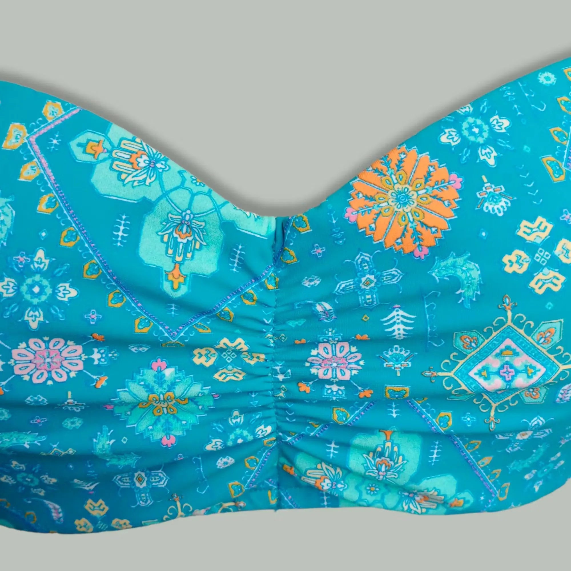 Seafolly Floral Blue Strapless Underwire Bikini Top features a vibrant floral print and provides reliable support for all-day comfort. Shop on Dubailisit!