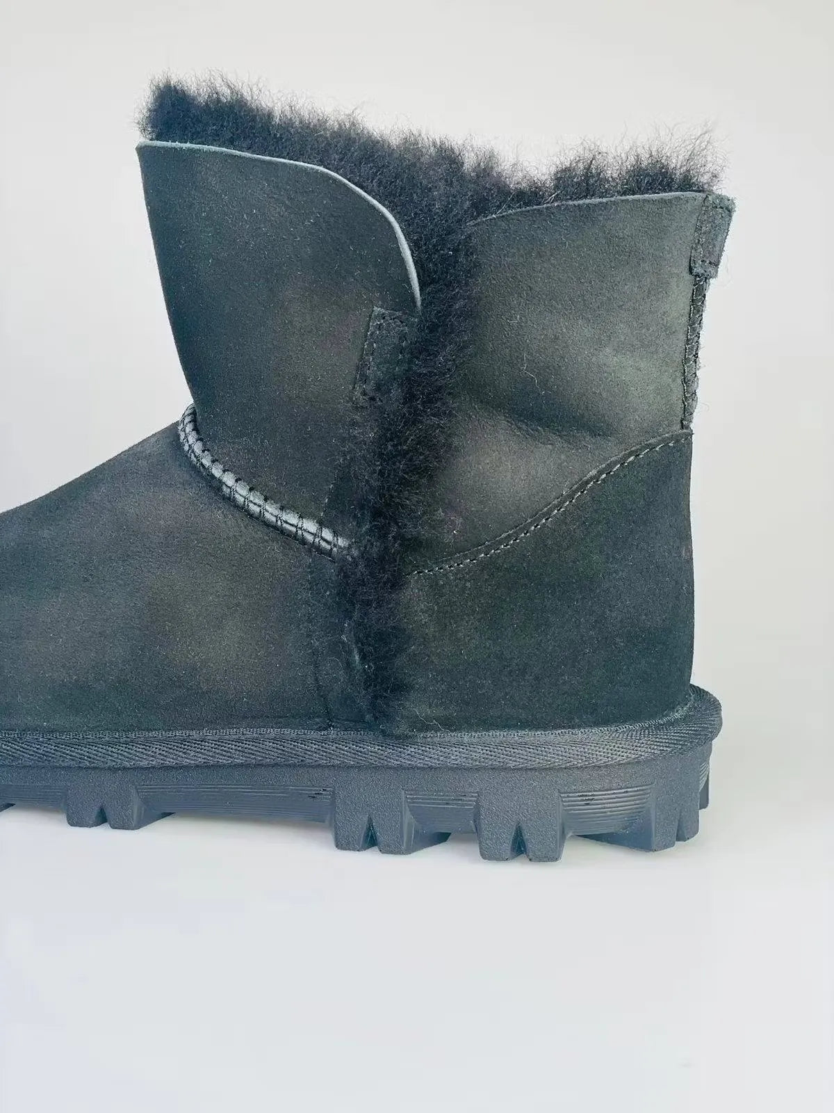 Cozy up in style with Kirkland Signature Ladies' Shearling Boots! These black boots feature a warm, fluffy lining for ultimate comfort. Shop on Dubailisit!