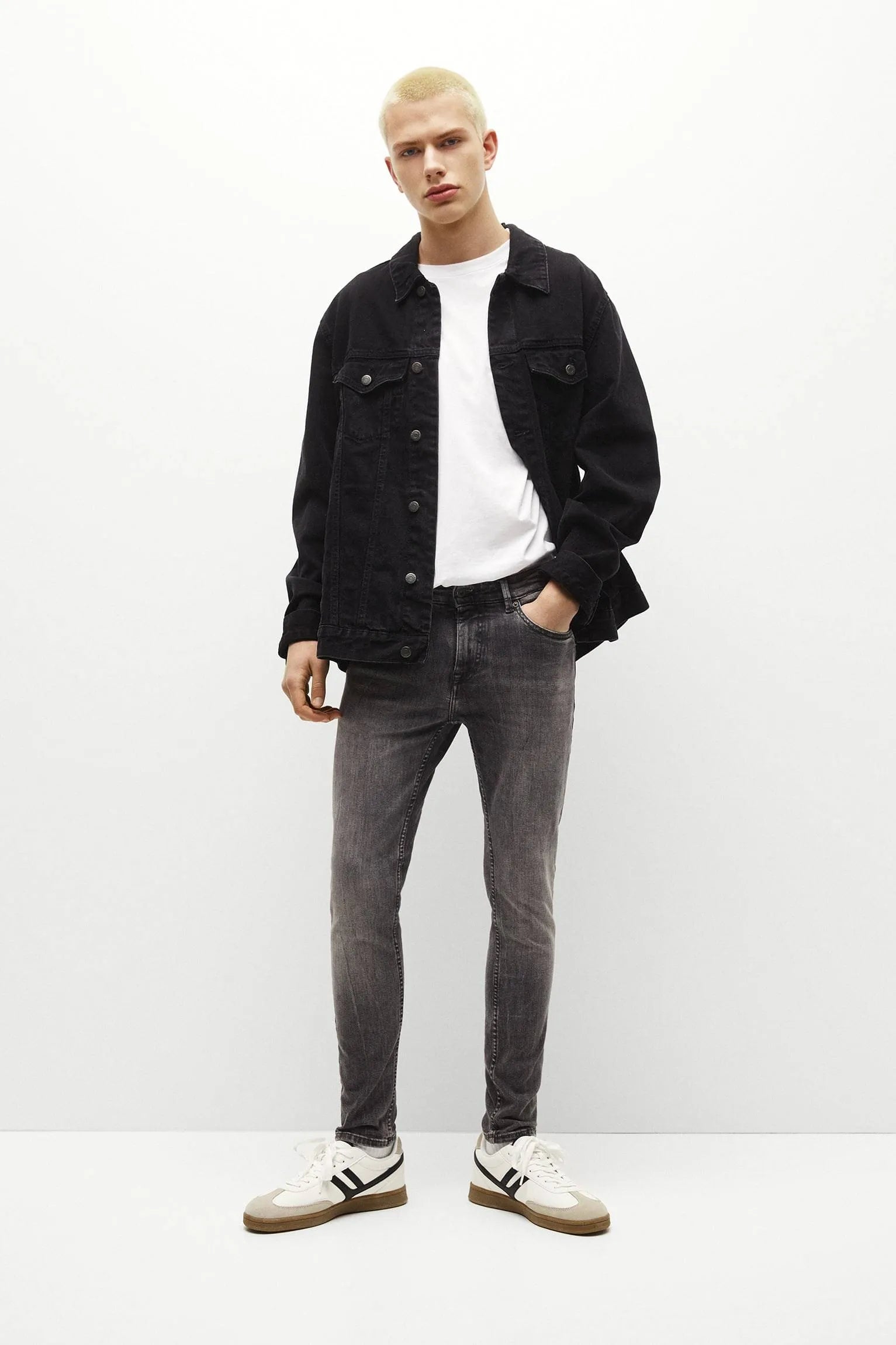 Pull&Bear Skinny Jeans: Light grey & modern, hug your legs for a trendy look (mention size if relevant).Pull&Bear, light grey, modern, trendy, versatile, skinny fit.