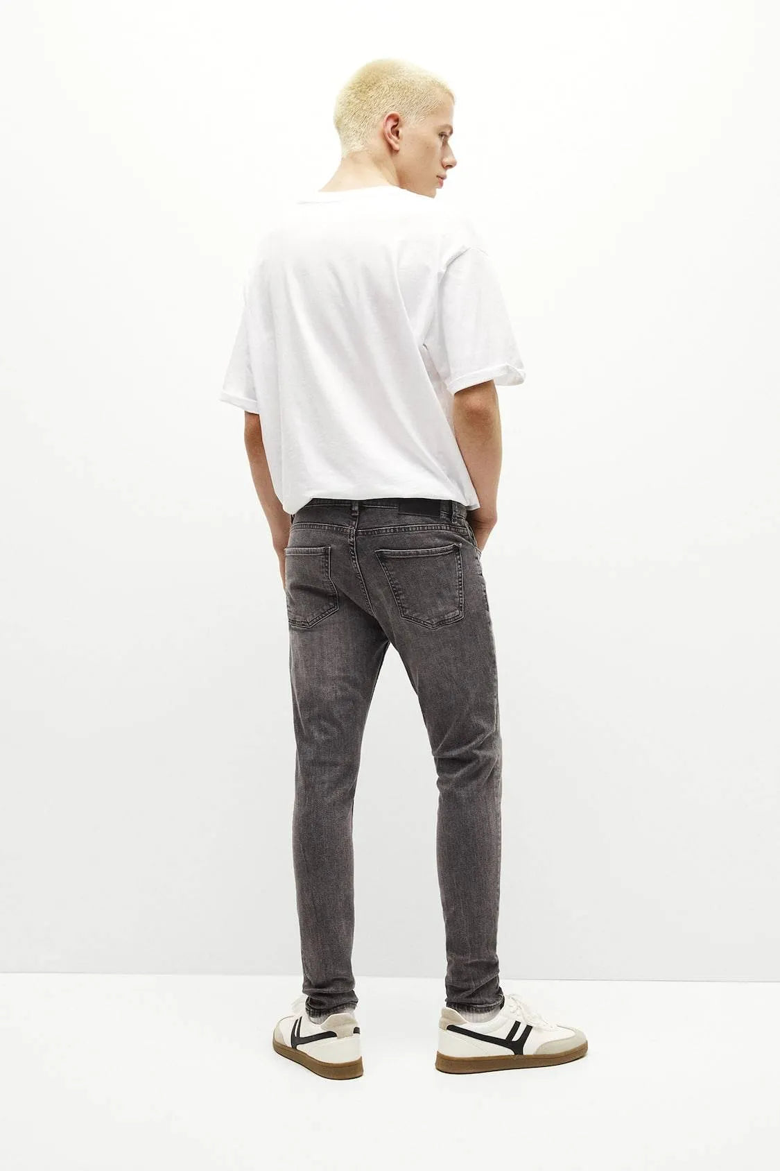 Pull&Bear Skinny Jeans: Light grey & modern, hug your legs for a trendy look (mention size if relevant).Pull&Bear, light grey, modern, trendy, versatile, skinny fit.