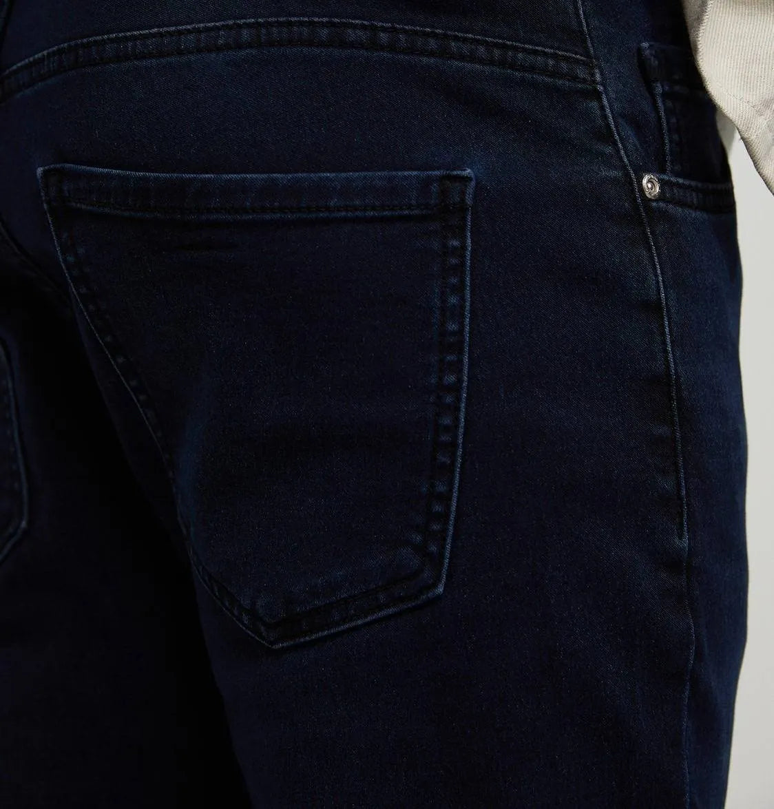 Pull&Bear Carrot Fit Jeans: Modern cool in dark blue, relaxed fit at thighs & tapered below (mention size if relevant).Designed to highlight your figure without being restrictive.Pull&Bear, carrot fit, dark blue, comfortable, modern, trendy.
