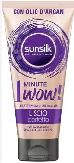 A woman with long, straight hair holding a bottle of Sunsilk Trattamento Intensivo Liscio Perfetto 1 Minute WOW! (180ml).