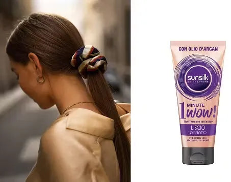 A woman with long, straight hair holding a bottle of Sunsilk Trattamento Intensivo Liscio Perfetto 1 Minute WOW! (180ml).