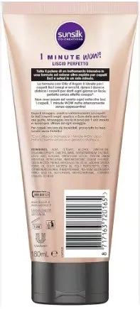 A woman with long, straight hair holding a bottle of Sunsilk Trattamento Intensivo Liscio Perfetto 1 Minute WOW! (180ml).