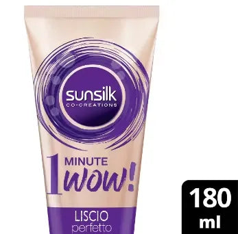 A woman with long, straight hair holding a bottle of Sunsilk Trattamento Intensivo Liscio Perfetto 1 Minute WOW! (180ml).