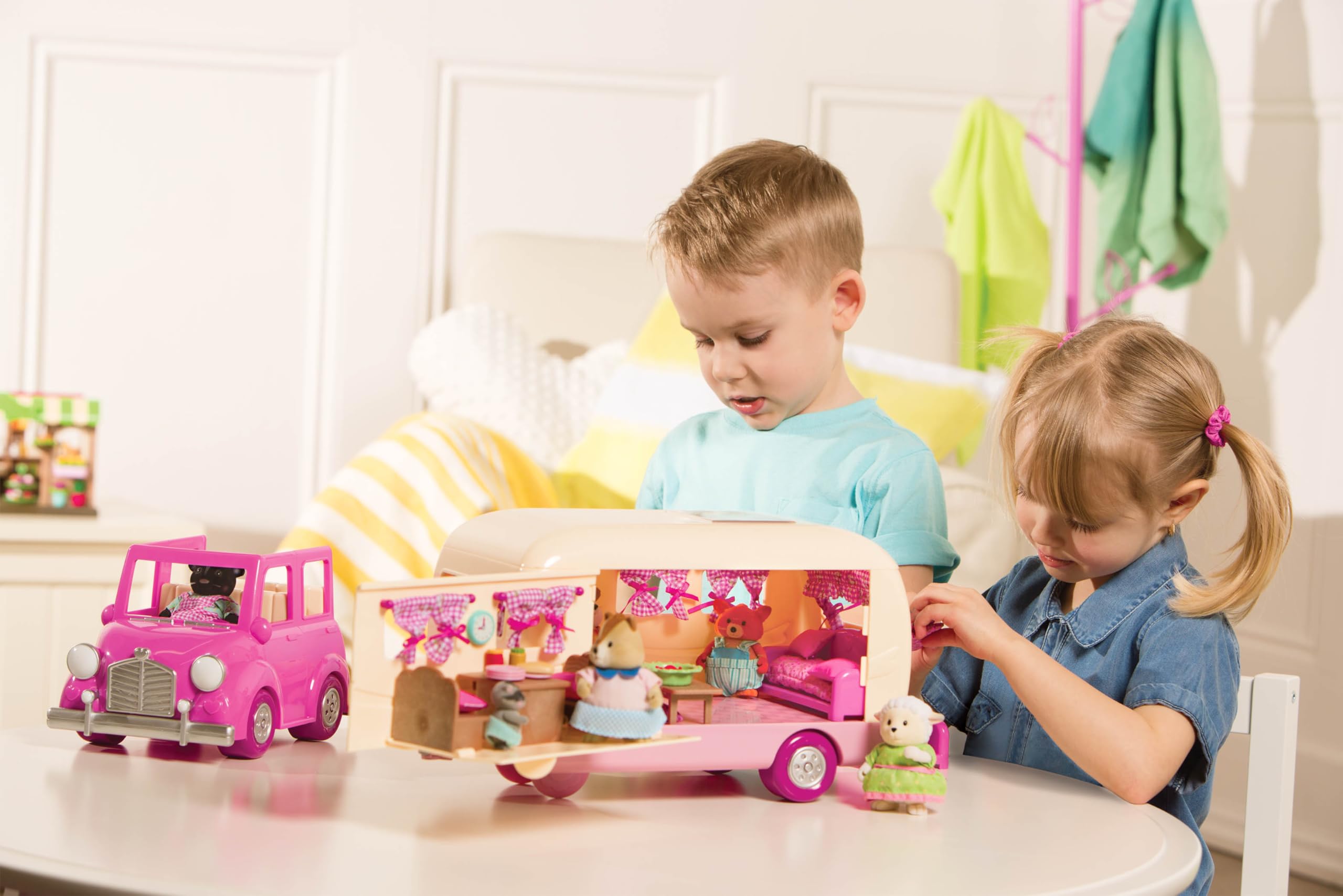 Li’l Woodzeez – Happy Camper Pink with Detachable Toy Vehicle – 40 Pcs Dollhouse Playset Including Furnitures, Play Food & Kitchen Accessories for Kids Age 3+ – Doll Figures Sold Seperately