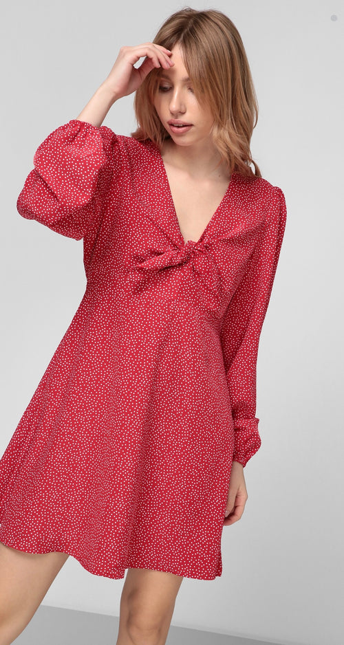 توب أحمر وأبيض منقّط للنساء من Guess طراز W1GK1JWDEK0-P57N