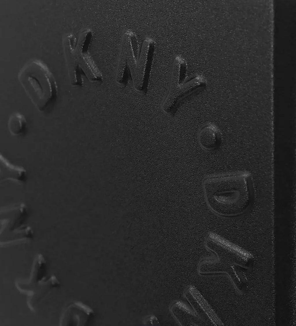 DKNY Intl حقيبة ترولي سوداء قائمة للترويج DM414PR1