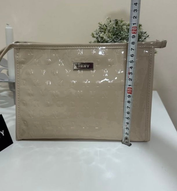 حقيبة مستحضرات التجميل DKNY Legacy T Stand Khaki Pouch Storage Bag DSS20PS3