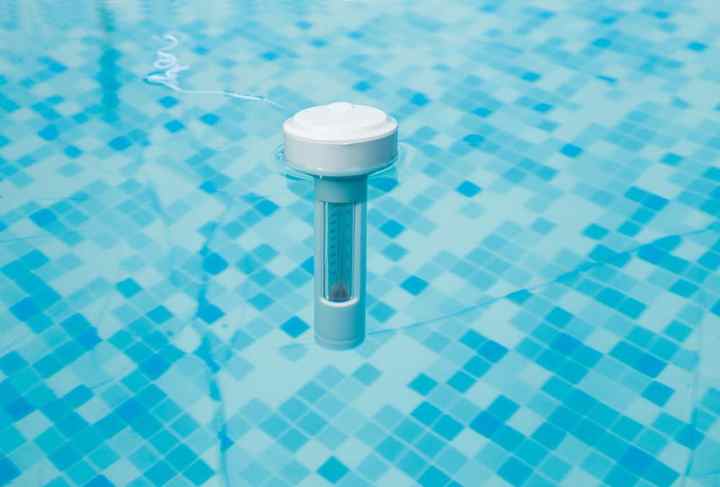 Floating pool thermometer