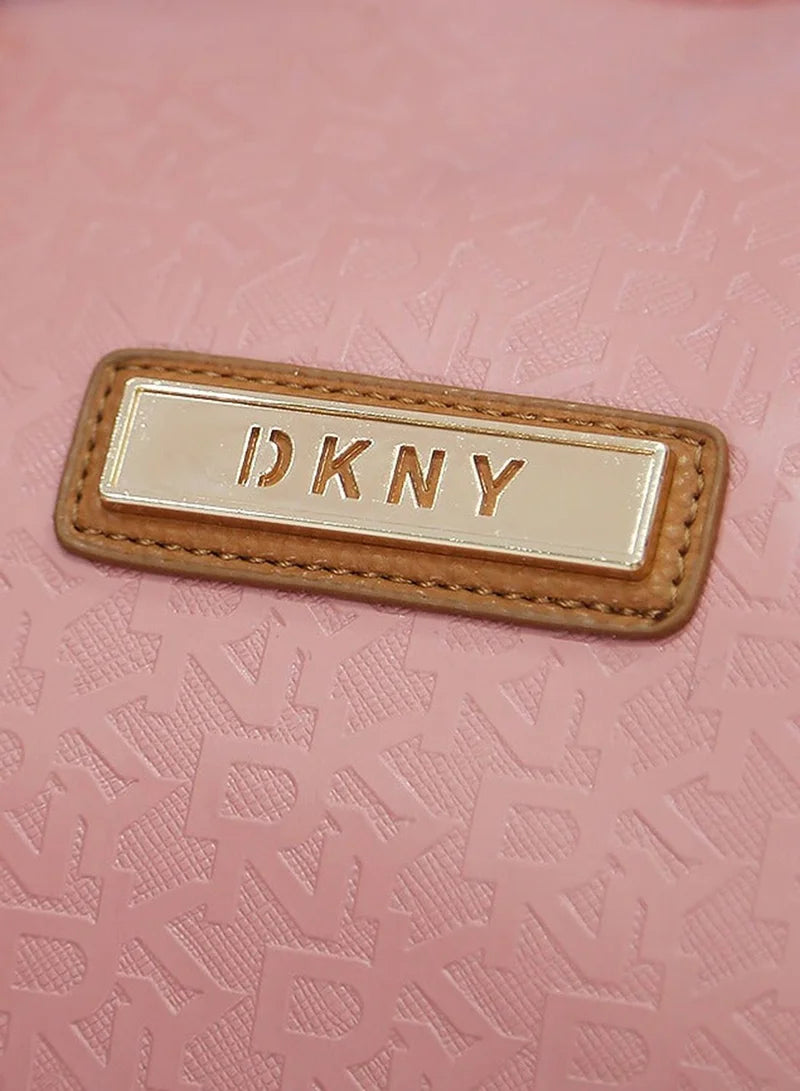 حقيبة DKNY Autograph Duffle الكبيرة باللون الأحمر الوردي DO120AG2