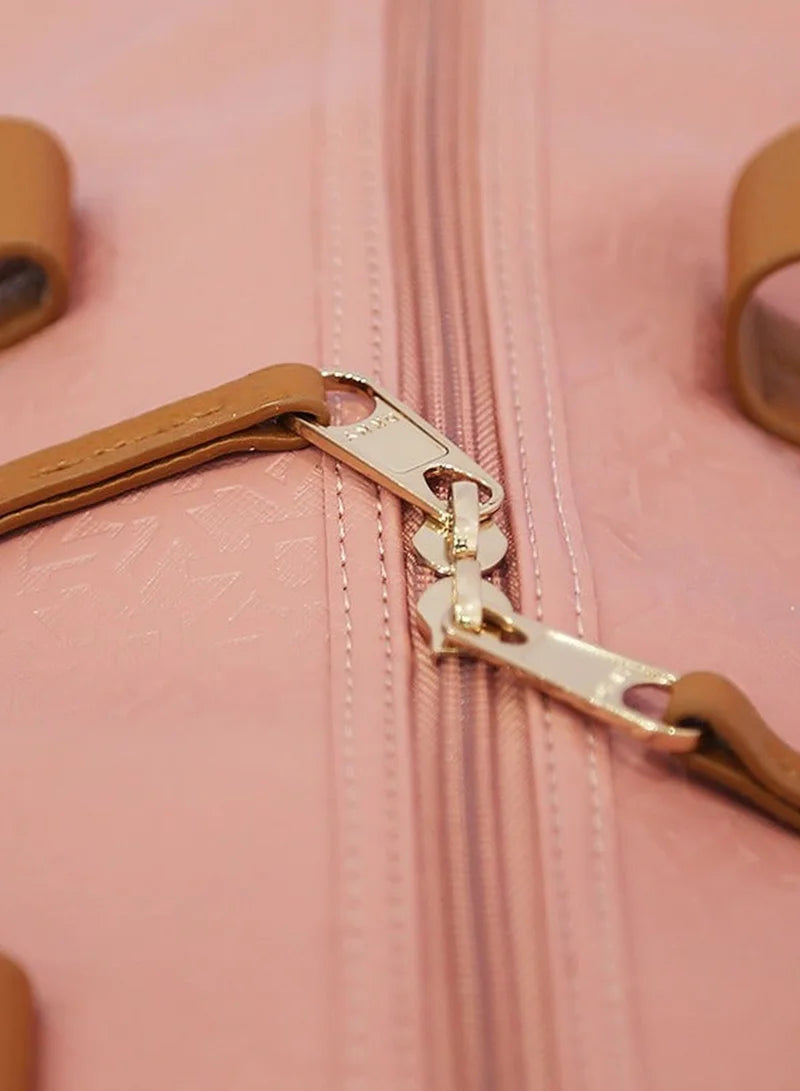 حقيبة DKNY Autograph Duffle الكبيرة باللون الأحمر الوردي DO120AG2