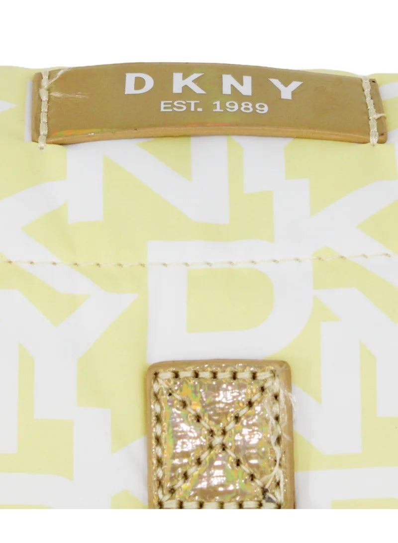 DKNY حقيبة رول Vola Signature المنتفخة باللونين الأبيض البصري والبني الفاتح A090SP1