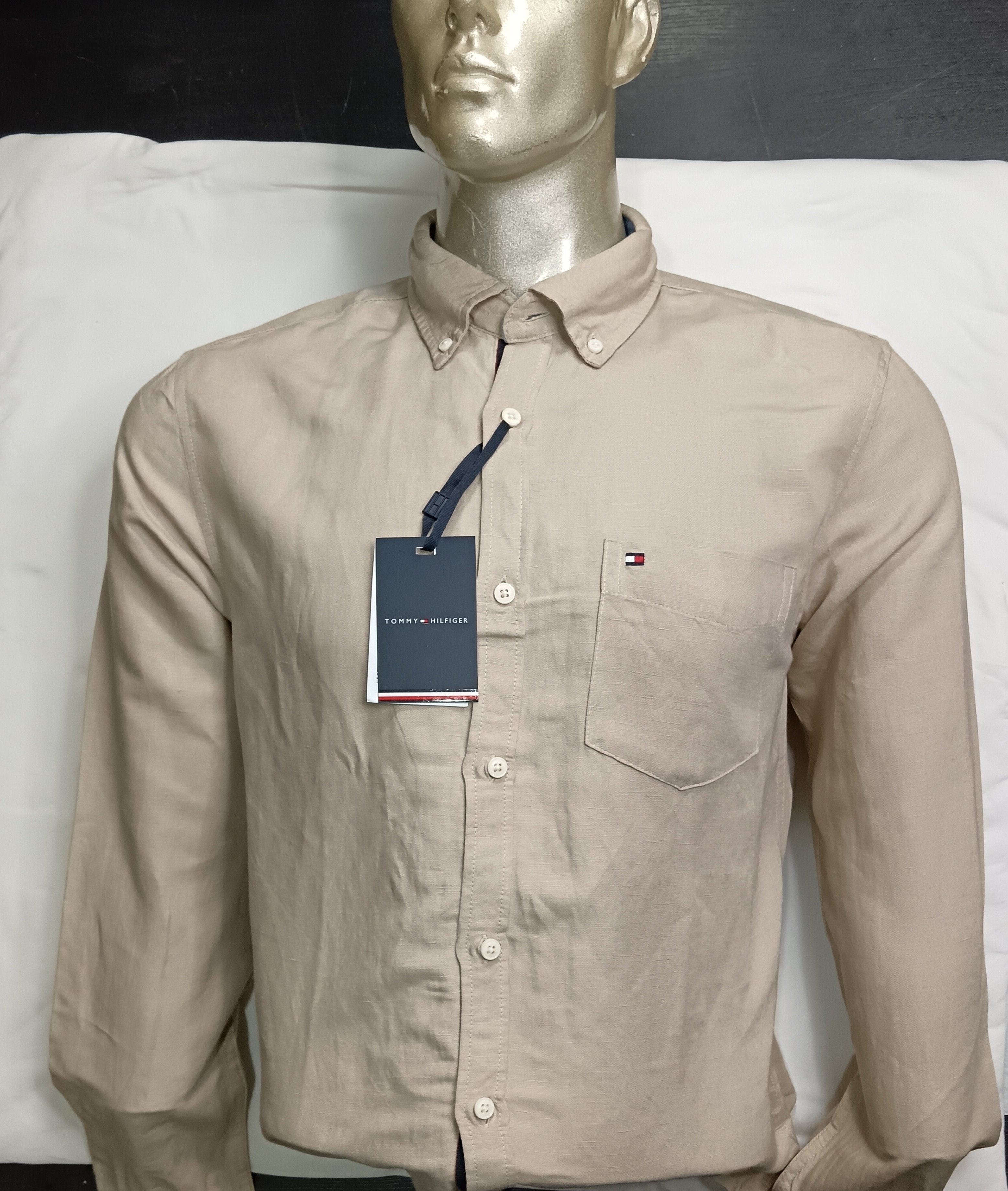 Tommy Hilfiger Men's Beige Button-Up Shirt – Classic and Stylish