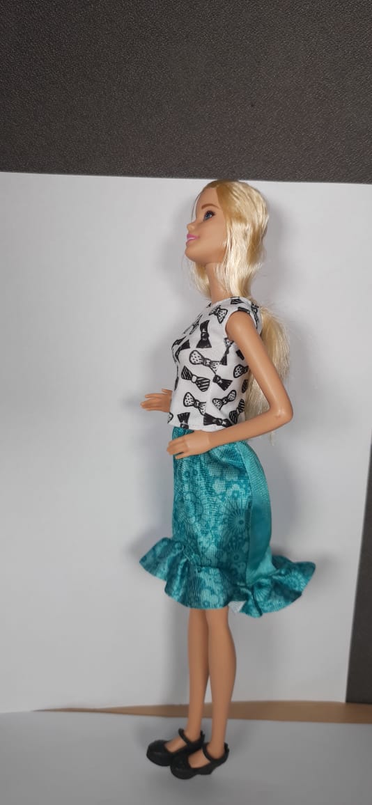 Classic Barbie Doll – Iconic Fashion & Fun